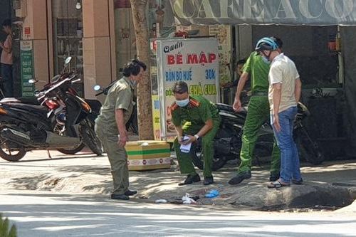 Người đàn ông bị chém giữa phố