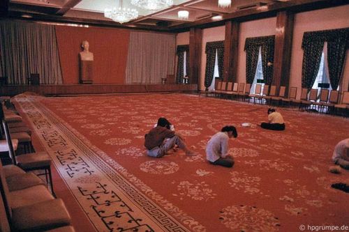 Thực hiện tấm thảm lớn trong dinh Độc lập