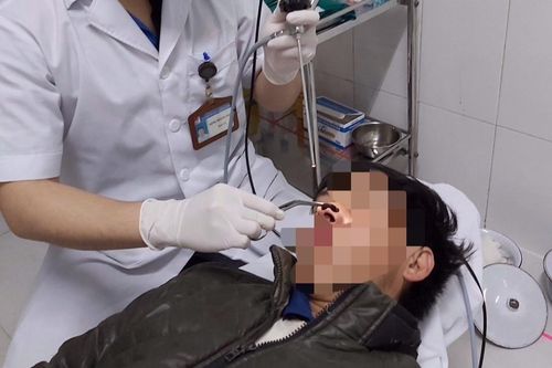 Đỉa dài 5 cm sống trong mũi