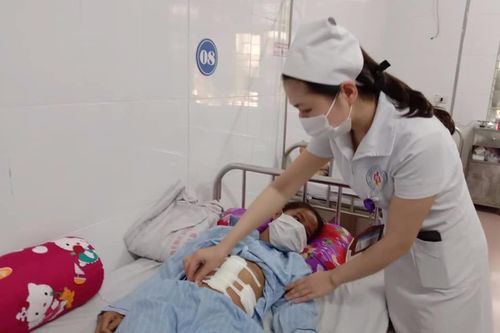 Bé gái bị vỡ lách sau khi ngã đập mặt xuống đường