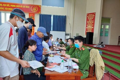Công an huyện Hoài Đức: 'Chạy hết công suất' để cấp căn cước cho công dân.