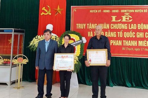 Truy tặng Huân chương, trao bằng 'Tổ quốc ghi công' chủ tịch xã quên mình vì dân
