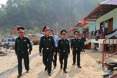 Quân khu 5 kiểm tra công tác xây dựng nhà sinh hoạt cộng đồng xã Trà Leng