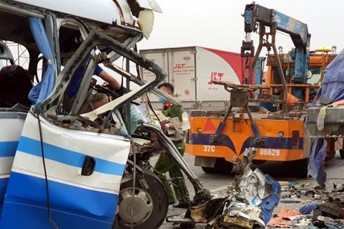 Hàng chục người gặp nạn trên xe khách đi lễ Đền