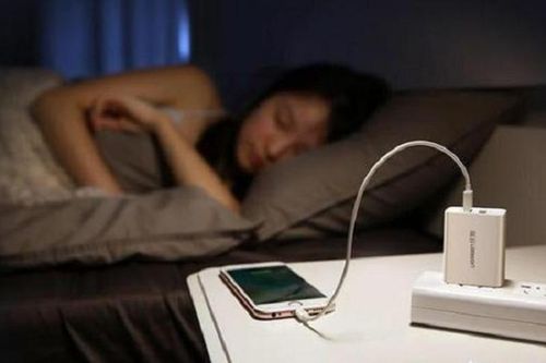 Nhanh có điện thoại mới nếu không bỏ thói quen... sạc qua đêm