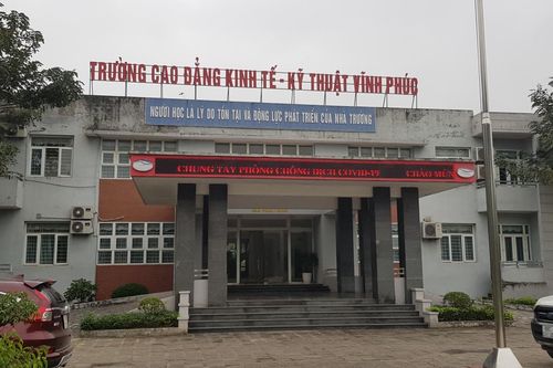 Đốt pháo trong lớp, một học sinh bị dập nát bàn tay