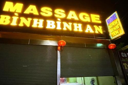 Phát hiện cơ sở cho nhân viên massage khỏa thân kích dục, tắm chung với khách