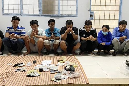 Nhiều người tháo chạy khi công an đột kích sới bạc