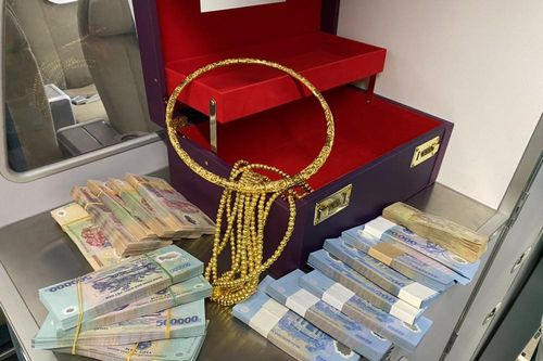 Chủ nhân hộp đựng đầy tiền, vàng bỏ quên trên máy bay đã đến nhận lại