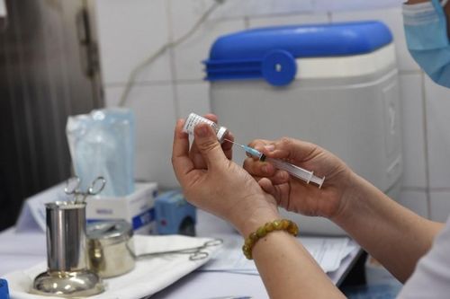 Sức khỏe các nhân viên y tế sốc phản vệ sau tiêm ngừa COVID-19 ra sao?