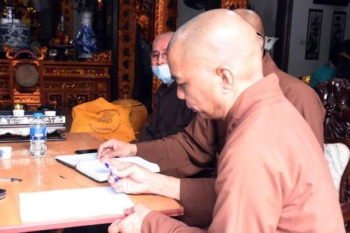 Sư trụ trì vẩy nhang trúng tay phật tử bị phạt giáo dưỡng 3 tháng
