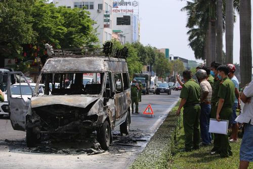 Xe chở quan tài bốc cháy khi đang lưu thông trên phố