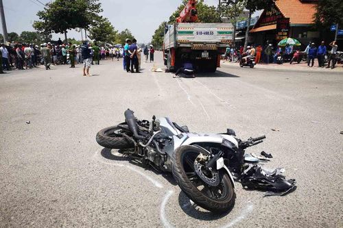 Va chạm với xe tải tại ngã tư, nam thanh niên tử vong dưới bánh xe