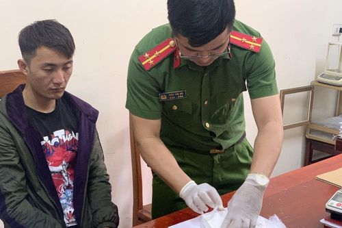 Bắt đối tượng có tiền án mua bán trái phép 02 bánh heroin