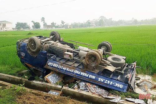 Xe tải 'chổng vó' dưới ruộng