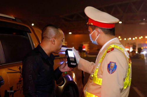 Đấm cảnh sát khi vi phạm nồng độ cồn: Đừng để 'ma men' cầm lái