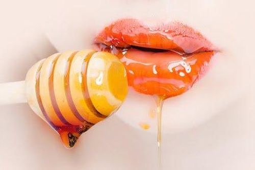 Môi khô nứt nẻ đến đâu bôi thứ này sau một đêm mềm mượt ngay