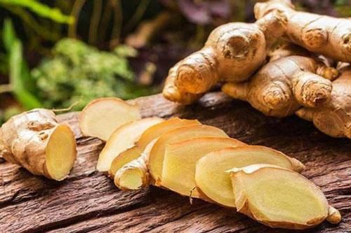 Đặt 1 củ gừng dưới gối trước khi ngủ, sáng mai thức dậy chị em hốt hoảng vì điều thần kỳ này!