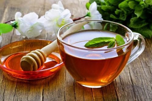 Vì sao nên uống nước pha mật ong trước khi đi ngủ?