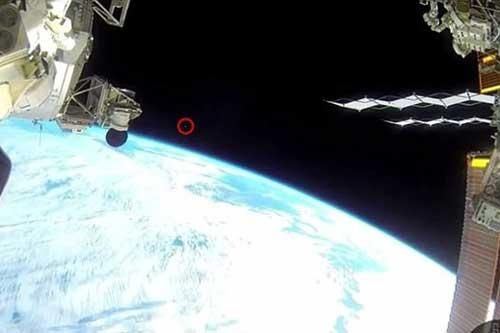 UFO xuất hiện trong video trực tiếp từ trạm vũ trụ quốc tế ISS