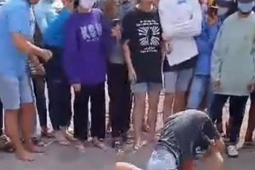 Vụ 2 nữ sinh Kiên Giang đánh nhau túi bụi ở bãi đất trống: Công an truy tìm nhóm người cổ vũ