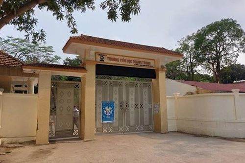 Nhiều học sinh đau bụng sau khi dùng đồ uống miễn phí trước cổng trường