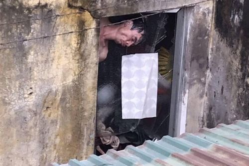 Đối tượng nghi 'ngáo đá' đột nhập vào nhà dân cố thủ, lấy rượu ra uống, dọa cho nổ bình gas ở Hải Phòng