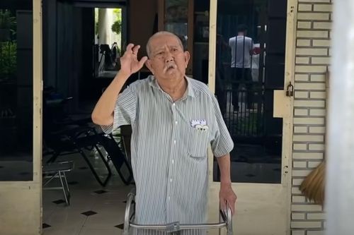 Xót xa tình cảnh nghệ sĩ Mạc Can: Chân phù to không đi lại được, bị đạo diễn hủy vai do sức khỏe yếu