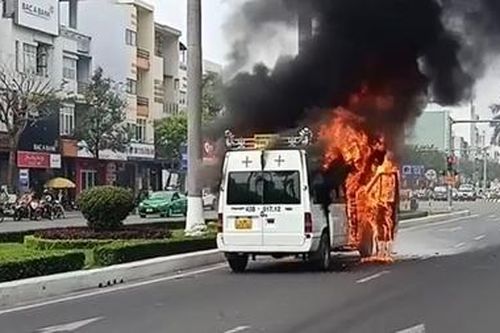Xe tang lễ bốc cháy ngùn ngụt giữa phố