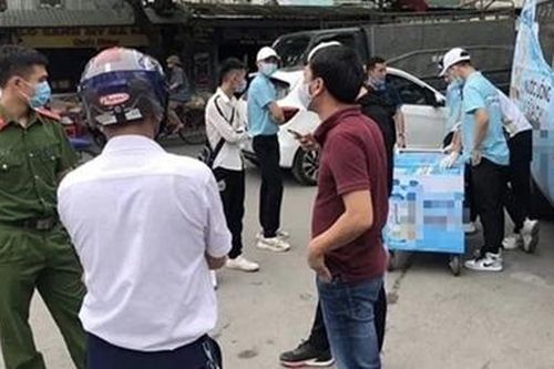 Công an mời nhóm phát nước ngọt miễn phí về làm việc