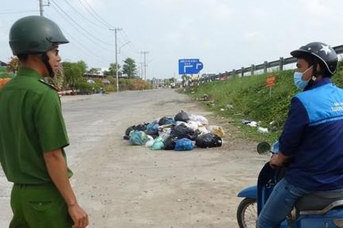 Một thanh niên bị phạt 1,5 triệu đồng vì vứt rác bừa bãi