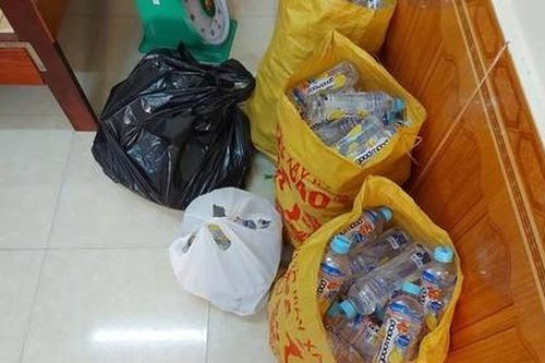 Uống nước ngọt miễn phí phát trước cổng trường, nhiều học sinh đau bụng