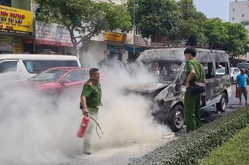 Xe dịch vụ tang lễ bốc cháy ngùn ngụt giữa phố ở Đà Nẵng