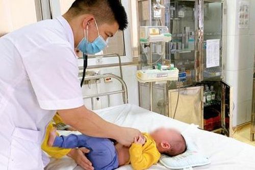 Từ lấy cồn 90 độ rửa mũi cho con đến hàng loạt sai lầm tai hại thường gặp của người lớn trong việc trị bệnh khiến con trẻ gặp họa