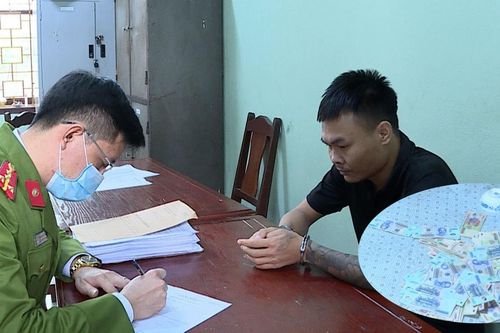 'Biến' quán karaoke thành sới bạc