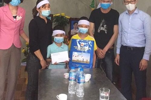 Hội Chữ thập đỏ tỉnh Quảng Ninh hỗ trợ 3 cháu nhỏ có mẹ và bà ngoại bị sát hại