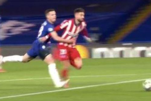 Chelsea hưởng lợi nhờ quyết định của trọng tài