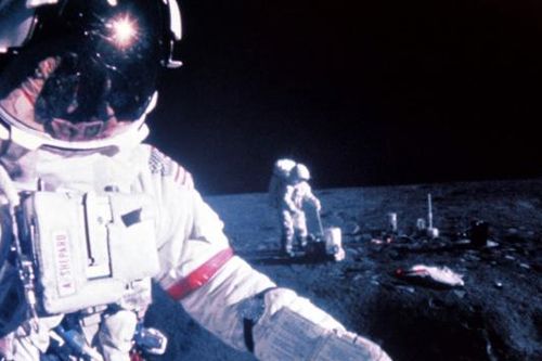 Phi hành gia Alan Shepard đánh golf trên Mặt Trăng