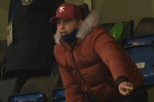 Thiago Silva chỉ đạo đồng đội từ khán đài