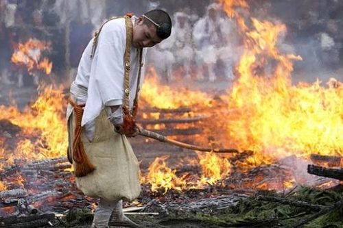 Nghi lễ đi chân trần trên than hồng ở Nhật Bản