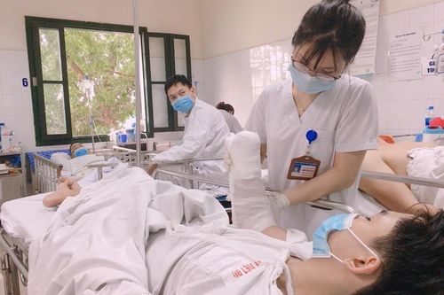 Nam sinh lớp 11 phải cắt cụt tay do pháo tự chế phát nổ