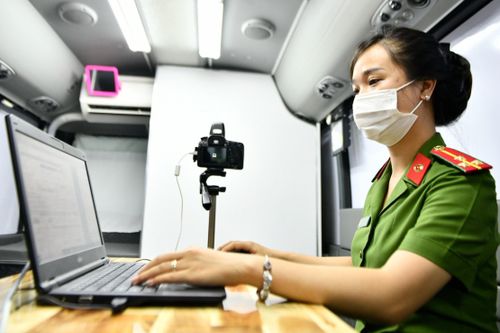 Người dân TP.HCM làm căn cước công dân gắn chip trên ôtô lưu động