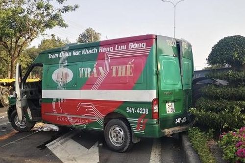 Tai nạn giao thông mới nhất hôm nay 18/3: Đôi nam nữ ngã vào gầm xe đầu kéo sau va chạm, một người tử vong