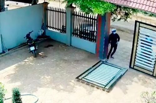 2 đối tượng phá cửa, trộm xe, tấn công lại chủ nhà khi bị phát hiện