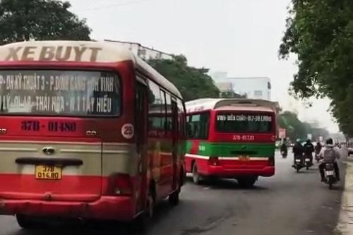 Nghệ An: Hãi hùng cảnh 2 xe buýt đánh võng, chèn nhau ở thành phố Vinh