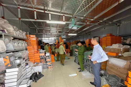 Triệt phá kho hàng giả, hàng nhái lớn nhất miền Bắc