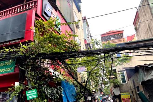 Hà Nội: Dây điện sà xuống đường gây mất an toàn cho người dân