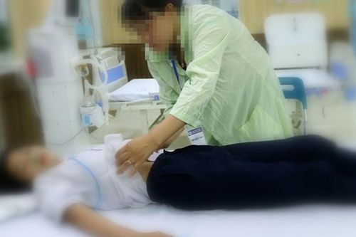 9 học sinh ngộ độc sau khi uống nước ngọt miễn phí