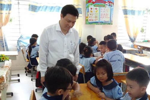 Thứ trưởng Bộ GD-ĐT Nguyễn Hữu Độ khảo sát tình hình triển khai chương trình giáo dục phổ thông mới tại TPHCM