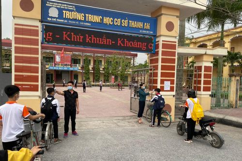 Sáng 18/3, thầy trò Hải Dương đeo khẩu trang trở lại trường sau nghỉ dài phòng dịch